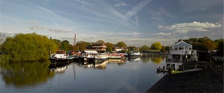 Houseboats on the River Thames, Hampton, London. Stock Photo - Rights-Managed, Code: 845-03720340