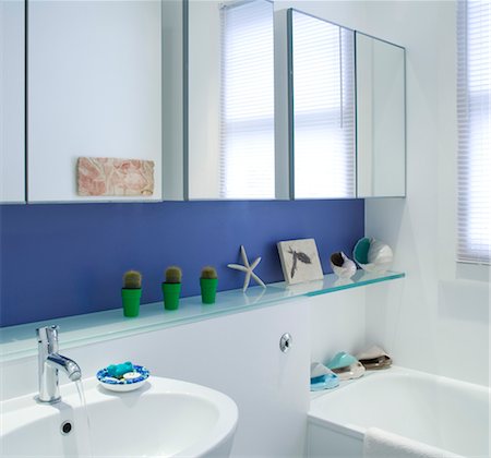 simsearch:845-07561516,k - Basin with running tap in a modern bathroom. Stock Photo - Rights-Managed, Code: 845-03777284