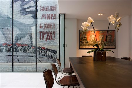 Dining table and mural in a modern townhouse. Architects: Designer: John Teall, Flux Interiors. Designed by Designed by FLUXinteriors Stock Photo - Rights-Managed, Code: 845-03777352