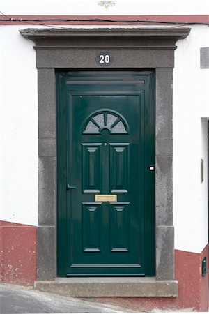Madère. Vert foncé peint la porte d'entrée sur des pentes rue avec numéro 20 Photographie de stock - Rights-Managed, Code: 845-03777433