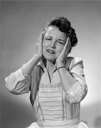 simsearch:846-05645866,k - 1950s WOMAN IN COTTON DRESS WITH BOTH HANDS OVER HER EARS HOLDING HER FROWNING HEAD Foto de stock - Con derechos protegidos, Código: 846-05645841