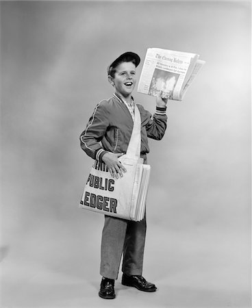 simsearch:846-05646032,k - 1950s SHOUTING NEWSBOY STANDING SELLING NEWSPAPERS Stock Photo - Rights-Managed, Code: 846-05645878