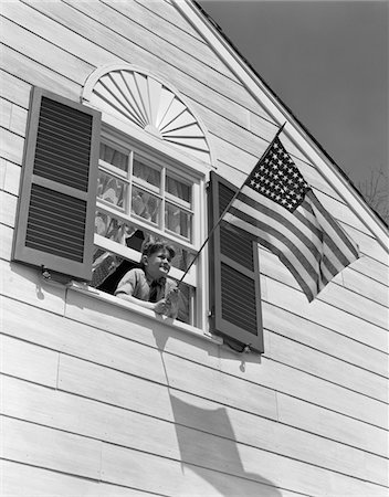 simsearch:846-05648052,k - 1930s - 1940s SMILING BOY LEANING OUT OF UPSTAIRS WINDOW HOLDING AMERICAN FLAG Foto de stock - Con derechos protegidos, Código: 846-05645957