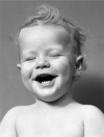 1940s PORTRAIT BABY WITH MESSY HAIR LAUGHING WITH EYES CLOSED Foto de stock - Con derechos protegidos, Código: 846-05645998