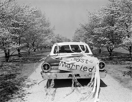 simsearch:846-06112141,k - 1960s REAR OF CAR WITH JUST MARRIED SIGN AND STREAMERS DRIVING ALONG ROAD OF FLOWERING TREES Stock Photo - Rights-Managed, Code: 846-05646003