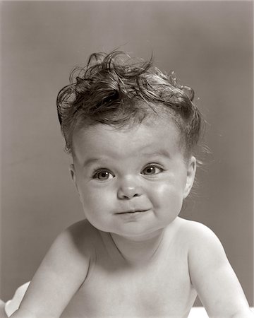 1950s PORTRAIT BABY WITH MESSY CURLY HAIR & STRAIGHT FACE Foto de stock - Con derechos protegidos, Código: 846-05646090