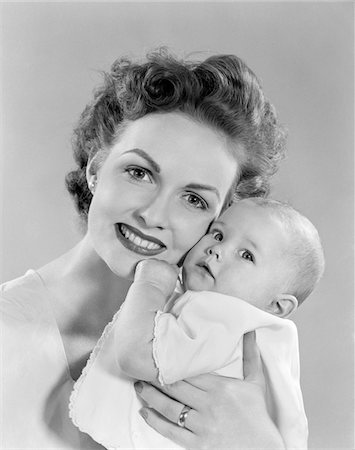 simsearch:846-06111870,k - 1950s PORTRAIT OF MOTHER HUGGING BABY LOOKING AT CAMERA Foto de stock - Con derechos protegidos, Código: 846-05646130