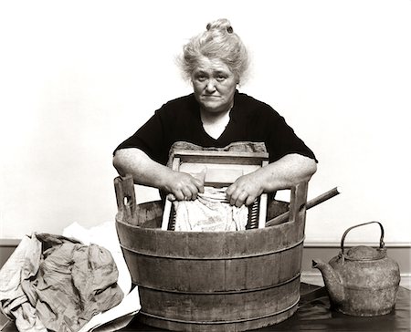 simsearch:846-05646454,k - 1920s - 1930s - 1940s SENIOR WOMAN WASHING CLOTHES IN OLD FASHIONED WOODEN TUB AND WASHBOARD Foto de stock - Con derechos protegidos, Código: 846-05646188