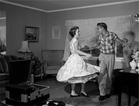 1950s - 1960s TEEN COUPLE DANCING JITTERBUG IN LIVING ROOM Foto de stock - Con derechos protegidos, Código: 846-05646290
