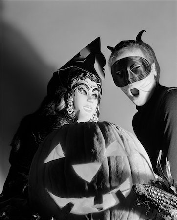 simsearch:846-05645665,k - 1950s TWO CHILDREN IN HALLOWEEN COSTUME BEHIND A CARVED PUMPKIN JACK-O-LANTERN Stock Photo - Rights-Managed, Code: 846-05646450