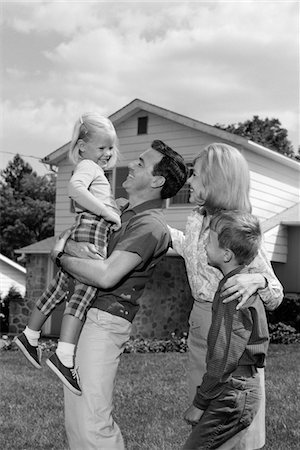 simsearch:846-06111870,k - 1960s FAMILY PORTRAIT FATHER DAUGHTER MOTHER SON IN YARD OF SUBURBAN HOUSE Foto de stock - Con derechos protegidos, Código: 846-05646490