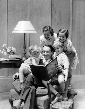 LECTURE DE PÈRE DES ANNÉES 1930 À LA CHAIRE EN FAMILLE Photographie de stock - Rights-Managed, Code: 846-05646519