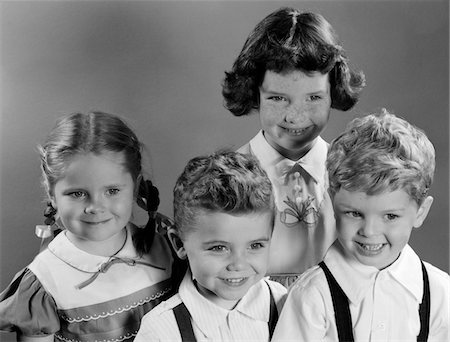 1950s PORTRAIT OF FOUR SMILING CHILDREN TWO BOYS AND TWO GIRLS Foto de stock - Con derechos protegidos, Código: 846-05646522