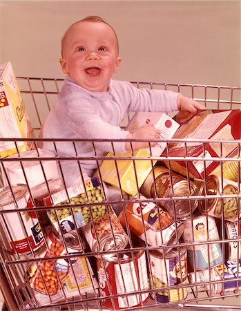 shopping cart - 1960s HAPPY BABY SITTING INSIDE SHOPPING CART FULL OF GROCERIES Foto de stock - Con derechos protegidos, Código: 846-05646696