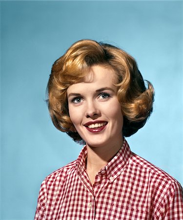 ANNÉES 1960 PORTRAIT SOURIANT FEMME BLONDE PORTANT UN CHEMISIER CHECKED BLANC ROUGE Photographie de stock - Rights-Managed, Code: 846-05646951