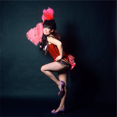 1960s WOMAN IN AMERICAN 1890s - 1900s WILD WEST SALOON SHOWGIRL STYLE COSTUME WITH PINK OSTRICH FEATHER FAN Stock Photo - Rights-Managed, Code: 846-05646977