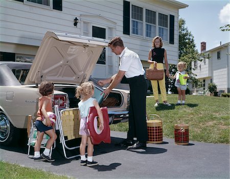 simsearch:846-02795935,k - 1960s FAMILY MOTHER FATHER THREE DAUGHTERS PACKING LUGGAGE INTO CAR FOR VACATION OUTDOOR Stock Photo - Rights-Managed, Code: 846-05647195