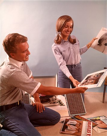 ANNÉES 1960 SOURIANT COUPLE ADOLESCENT FILLE ÉCOUTANT VINYL RECORD MUSIQUE ALBUMS DE TRI Photographie de stock - Rights-Managed, Code: 846-05647193