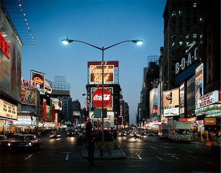 simsearch:846-03165513,k - ANNÉES 1960 - 1966 NUIT À TIMES SQUARE MANHATTAN BROADWAY AU 45E RUE REGARDANT VERS LE NORD Photographie de stock - Rights-Managed, Code: 846-05647333