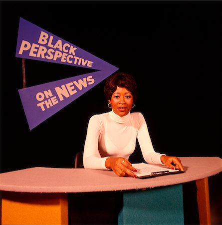 simsearch:846-05648052,k - 1970s ATTRACTIVE AFRICAN AMERICAN WOMAN TELEVISION NEWS REPORTER SPEAKING HOSTING SHOW BLACK PERSPECTIVE ON THE NEWS Foto de stock - Con derechos protegidos, Código: 846-05647519