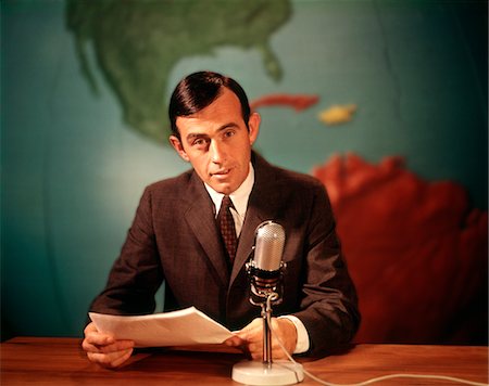 simsearch:846-05648052,k - 1960s SERIOUS MAN NEWSMAN REPORTER READING NEWS INTO MICROPHONE WITH GLOBAL MAP IN BACKGROUND Foto de stock - Con derechos protegidos, Código: 846-05647537