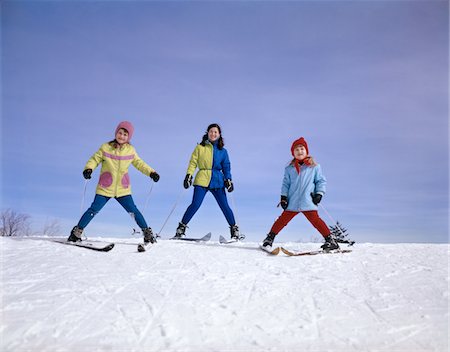 simsearch:846-02797740,k - 1960s MOTHER AND TWO DAUGHTERS SKIING TOGETHER WINTER OUTDOOR Stock Photo - Rights-Managed, Code: 846-05647574
