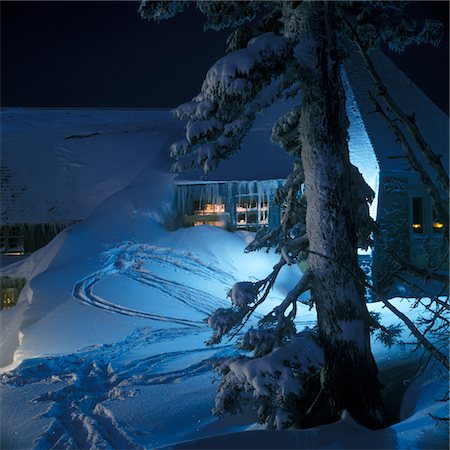 simsearch:846-05646687,k - SNOW WINTER TIMBERLINE LODGE MOUNT HOOD OREGON MOUNTAIN AT NIGHT Stock Photo - Rights-Managed, Code: 846-05647581