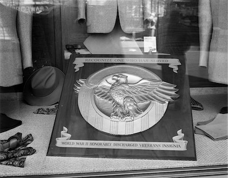 earth pins - 1940s - 1945 PLAQUE OF THE WAR VETERANS HONORABLE DISCHARGE BUTTON INSIGNIA IN STORE WINDOW Stock Photo - Rights-Managed, Code: 846-05647995