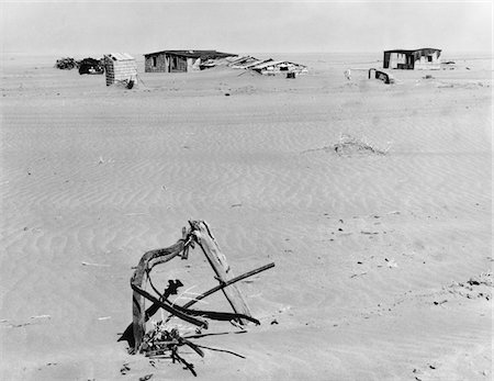 simsearch:846-03164221,k - 1930s RUINED FARM BEING OVERTAKEN BY ERODED TOPSOIL CREATING A DUST BOWL EFFECT IN AMERICA'S GREAT PLAINS NEAR ELDER COLORADO Stock Photo - Rights-Managed, Code: 846-05648032