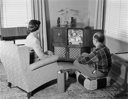 simsearch:846-05648112,k - 1950s COUPLE HUSBAND WIFE WATCHING CONSOLE TELEVISION IN LIVING ROOM Stock Photo - Rights-Managed, Code: 846-05648044