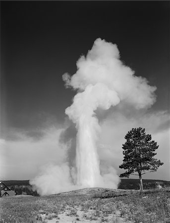 simsearch:846-03164221,k - 1960s OLD FAITHFUL GEYSER ERUPTING YELLOWSTONE NATIONAL PARK Stock Photo - Rights-Managed, Code: 846-05648061