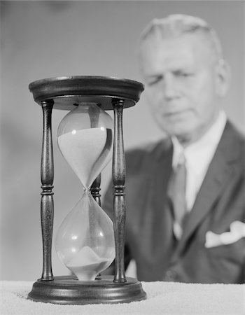 simsearch:846-02796457,k - 1960s ELDERLY MAN SOFT FOCUS BEHIND HOURGLASS Stock Photo - Rights-Managed, Code: 846-05648139