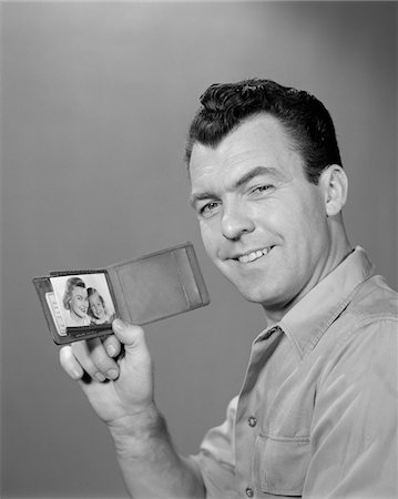 simsearch:846-02797902,k - 1950s SMILING MAN HOLDING UP WALLET WITH PICTURE OF WIFE AND DAUGHTER Stock Photo - Rights-Managed, Code: 846-05648194