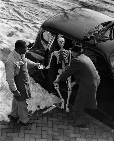 simsearch:846-05648112,k - 1930s TWO MEN TAKING SKELETON OUT OF BACK SEAT OF CAR OUTDOOR WINTER Stock Photo - Rights-Managed, Code: 846-05648405