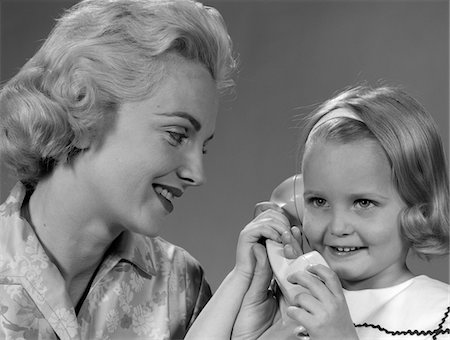 simsearch:846-06111870,k - 1950s - 1960s MOTHER WATCHING DAUGHTER TALKING ON TELEPHONE Foto de stock - Con derechos protegidos, Código: 846-05648460