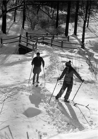 simsearch:846-02796436,k - 1930s COUPLE MAN AND WOMAN SKIING CROSS COUNTRY IN WOODLAND SNOW WINTER OUTDOOR Stock Photo - Rights-Managed, Code: 846-05648514