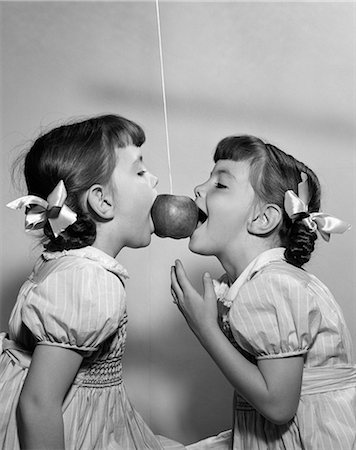 1940s 1950s TWIN GIRLS TRYING TO EAT APPLE ON STRING PARTY INDOOR Stock Photo - Rights-Managed, Code: 846-06111888