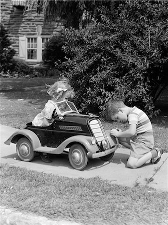 simsearch:846-06112141,k - 1940s 1930s BOY ON SIDEWALK FIXING HEADLIGHT OF TOY CAR DRIVEN BY LITTLE GIRL PLAYING OUTDOOR Stock Photo - Rights-Managed, Code: 846-06111943