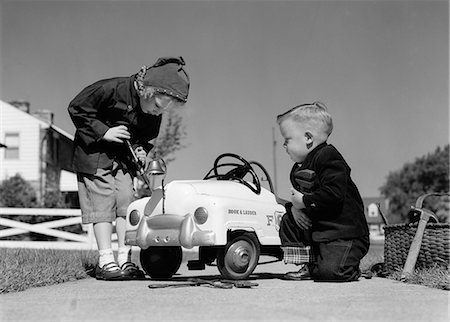 simsearch:846-05648112,k - 1950s BOY AND GIRL PLAYING AT REPAIRING TOY CAR Stock Photo - Rights-Managed, Code: 846-06111968