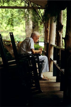 ANNÉES 80 PERSONNES ÂGÉES SENIOR HOMME ASSIS SUR LE PORCHE EN CHAISE À BASCULE Photographie de stock - Rights-Managed, Code: 846-06112107