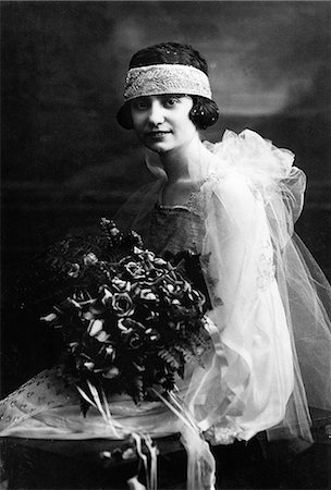 simsearch:846-06112141,k - 1920s FORMAL PORTRAIT OF BRIDE WITH BOUQUET LOOKING AT CAMERA Stock Photo - Rights-Managed, Code: 846-06112257