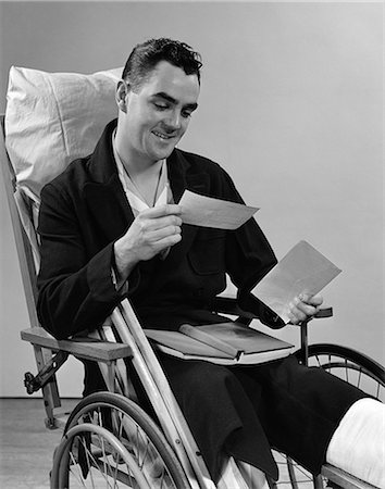 simsearch:846-05645854,k - 1940s MEDICAL PATIENT MAN SITTING IN WHEELCHAIR SMILING LOOKING AT A CHECK Stock Photo - Rights-Managed, Code: 846-06112413
