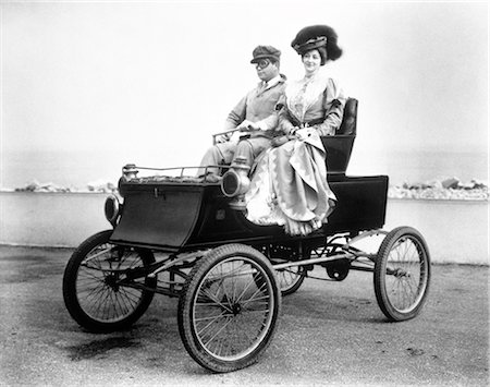 simsearch:846-06112141,k - 1890s 1900s ANONYMOUS COUPLE RIDING IN ANTIQUE HORSELESS CARRIAGE AUTOMOBILE Stock Photo - Rights-Managed, Code: 846-07200053