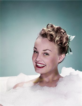 1940s PORTRAIT SMILING TEEN GIRL IN BUBBLE BATH LOOKING AT CAMERA Photographie de stock - Rights-Managed, Code: 846-07200114