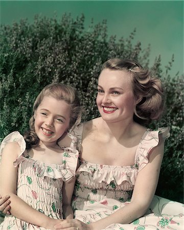 simsearch:846-07200088,k - 1940s 1950s PORTRAIT SMILING MOTHER AND DAUGHTER WEARING MATCHING SUN DRESSES OUTDOORS Stock Photo - Rights-Managed, Code: 846-08030419