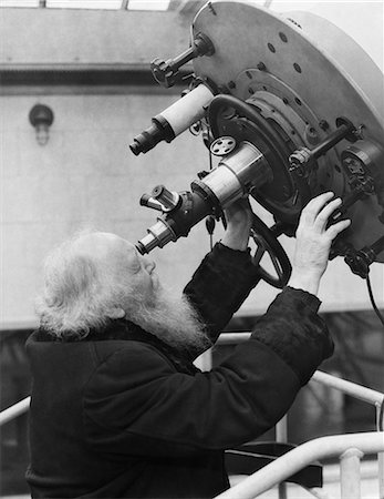 simsearch:846-05645665,k - 1930s BEARDED MAN ASTRONOMER LOOKING THROUGH PLANETARIUM LARGE TELESCOPE Stock Photo - Rights-Managed, Code: 846-08226070