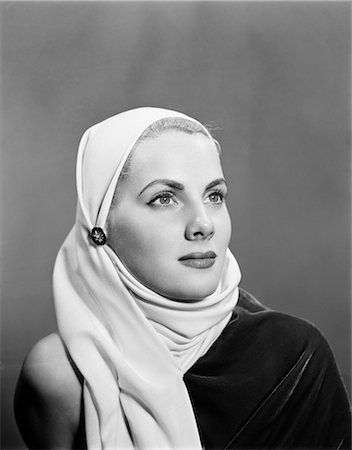 simsearch:846-07200135,k - 1940s 1950s PORTRAIT BLONDE WOMAN WEARING WHITE HEAD SCARF COWL HOOD Stock Photo - Rights-Managed, Code: 846-08512697
