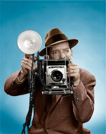 simsearch:846-05646032,k - 1950s PRESS PHOTOGRAPHER MAN HOLDING A 4X5 SPEED GRAPHIC CAMERA WITH PORTABLE STROBE FLASH Stock Photo - Rights-Managed, Code: 846-08512719