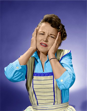 simsearch:846-05645866,k - 1950s WOMAN IN COTTON DRESS WITH BOTH HANDS OVER HER EARS HOLDING HER HEAD FROWNING LOOKING AT CAMERA Foto de stock - Con derechos protegidos, Código: 846-08512727