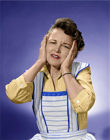 simsearch:846-05645866,k - 1950s WOMAN IN COTTON DRESS WITH BOTH HANDS OVER HER EARS HOLDING HER HEAD FROWNING LOOKING AT CAMERA Foto de stock - Con derechos protegidos, Código: 846-08512728